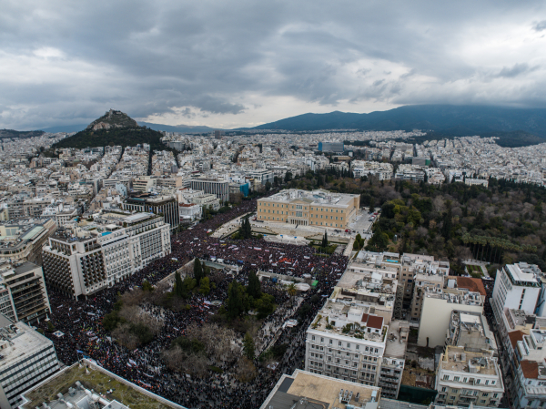 Μπροστά σε ένα νέο 2011; - Η χώρα αλλάζει σελίδα