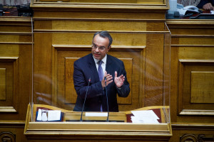 Nέα έξοδος στις αγορές με δεκαετές ομόλογο