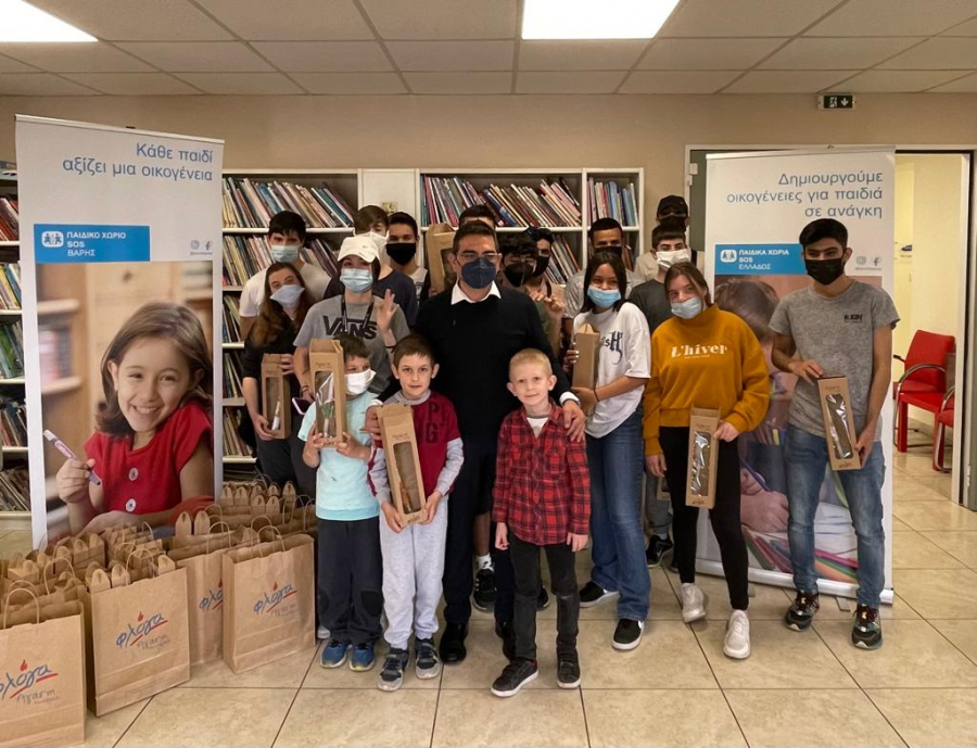 Το Μαξίμου έστειλε λαμπάδες στους μικρούς φίλους των παιδικών χωριών SOS