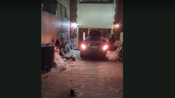 Βίντεο: Αυτοκίνητο πέφτει στην είσοδο συναγωγής στη Νέα Υόρκη - Συνελήφθη ο οδηγός, η αντίδραση Μαμντάνι