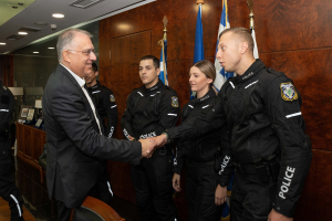 «Εύσημα» Θεοδωρικάκου σε μέλη της ομάδας ΔΙ.ΑΣ για τη σύλληψη διαρρήκτη σε... ταράτσα (βίντεο)