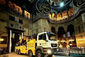 Γερανοί και φορτηγά μέσα στην Αγία Σοφιά (Βίντεο)