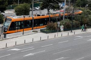 Βούλα: Νεαροί έβαλαν φωτιά σε συρμό του τραμ - Συνελήφθησαν επ' αυτοφώρω