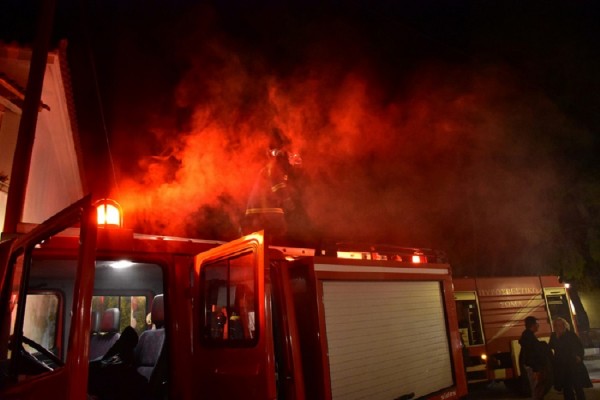 Αυτοκίνητο πήρε φωτιά εν κινήσει σε λεωφόρο στο Ηράκλειο (vid)