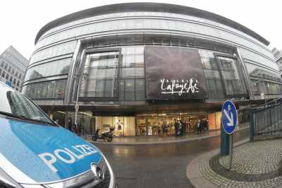 Galeries Lafayette: Έδιωξαν καρκινοπαθή γιατί αρνήθηκε να βγάλει το σκουφάκι της