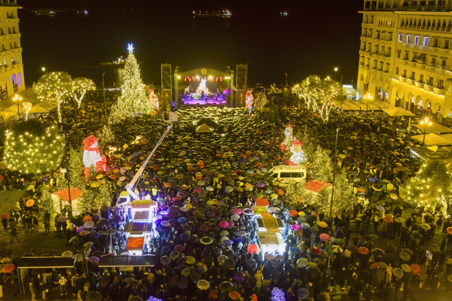 Θεσσαλονίκη: Άναψε το χριστουγεννιάτικο δέντρο υπό τους ήχους των Onirama και Μιχάλη Χατζηγιάννη (φωτο)