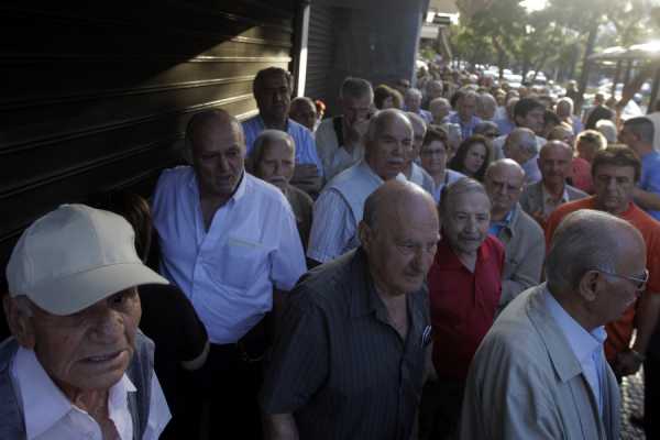 Οι συνταξιούχοι στις τράπεζες απο αύριο για ακόμη 120 ευρώ