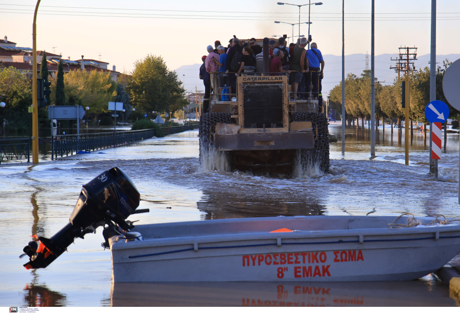 Αντιμέτωποι μόνο με καταστροφές στη Θεσσαλία, δίνουν μάχη με τον χρόνο και την λάσπη