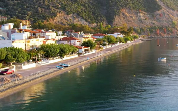 Τελευταίες βουτιές στην πιο ζεστή παραλία της Εύβοιας