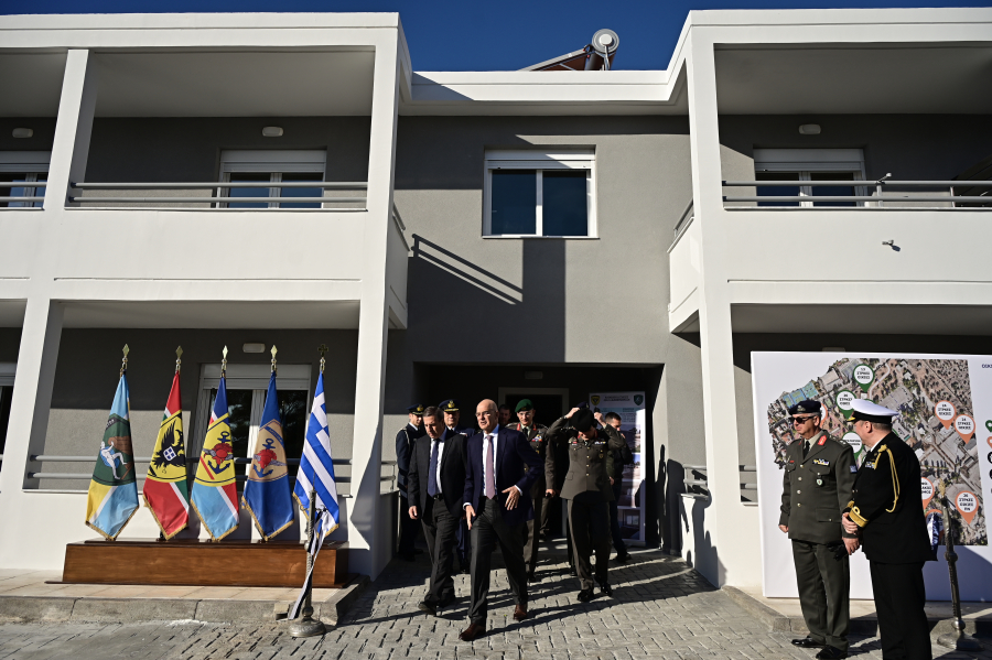 O Δένδιας εγκαινίασε τα νέα στρατιωτικά οικήματα στο στρατόπεδο «Στρατηγού Γ. Καραϊσκάκη»