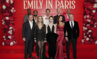 «Emily in Paris»: Ξεκίνησαν τα γυρίσματα στη Μύκονο – Τα πρώτα πλάνα (Βίντεο)