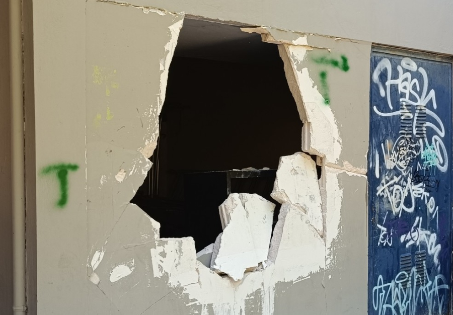 Νέα Ιωνία: Ριφιφί και βανδαλισμός στο 3ο Λύκειο - Με βαριοπούλα έσπασαν τοίχους (εικόνες)