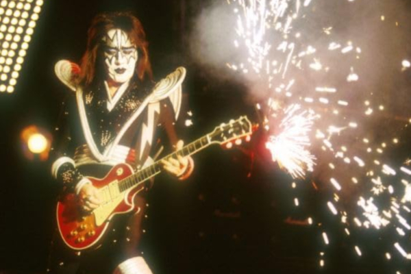 KISS: Απο αμβλύ τραύμα στο κεφάλι ο θάνατος του Έις Φρέιλι