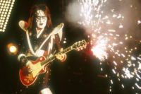 KISS: Απο αμβλύ τραύμα στο κεφάλι ο θάνατος του Έις Φρέιλι