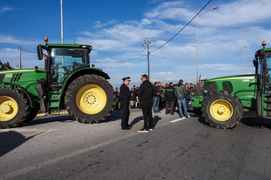 Αδιανόητο: Κλούβα των ΜΑΤ μπλοκάρει ασθενοφόρα στη γέφυρα Ρίου Αντιρίου