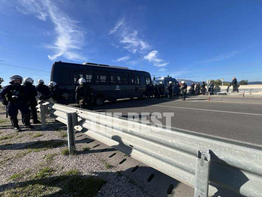 Αδιανόητο: Κλούβα των ΜΑΤ μπλοκάρει ασθενοφόρα στη γέφυρα Ρίου Αντιρίου