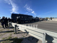 Αδιανόητο: Κλούβα των ΜΑΤ μπλοκάρει ασθενοφόρα στη γέφυρα Ρίου Αντιρίου