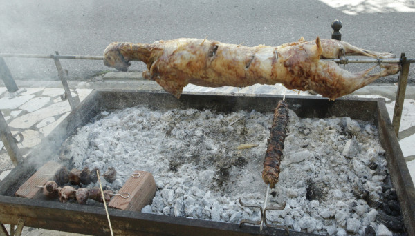 Πάσχα 2020: Ερχεται απαγόρευση στο σούβλισμα - Ποιοι επιτρέπεται να σουβλίσουν αρνί