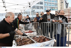 Άρχισαν τα «τσικνίσματα» στην Ερμού και τη Βαρβάκειο - Το παρών έδωσε και ο Χάρης Δούκας