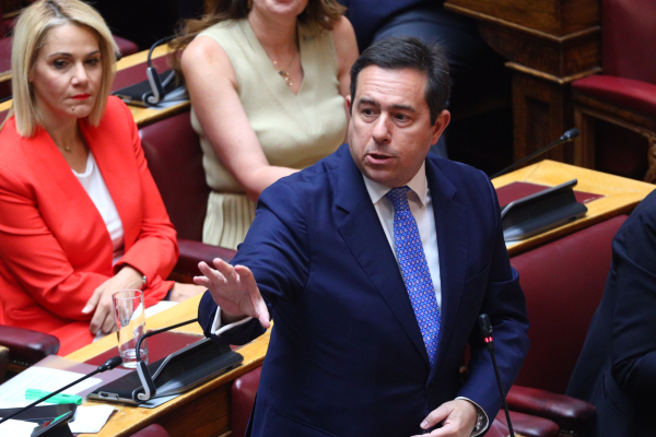 Ο Μηταράκης ξεπέρασε την Βούλτεψη