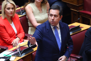Ο Μηταράκης ξεπέρασε την Βούλτεψη
