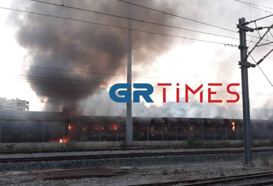 Θεσσαλονίκη: Φωτιά σε βαγόνια στον σιδηροδρομικό σταθμό (βίντεο)
