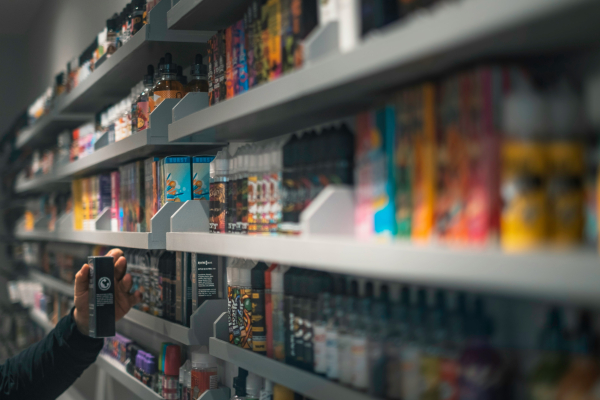 «Ελ. Βενιζέλος»: Συνελήφθη 31χρονος, παρέλαβε δέμα με συσκευές ατμίσματος γεμάτες κάνναβη