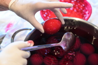 Γιατί βάφουμε κόκκινα τα αυγά τη Μεγάλη Πέμπτη