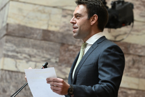 «Να μην αφήσουμε τίποτε αναπάντητο, τίποτε ατιμώρητο», επίθεση Κασσελάκη στην κυβέρνηση από τη Βουλή