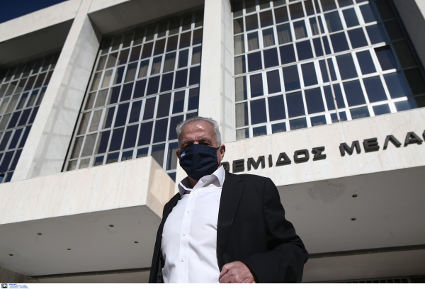 Ο γερανός του δήμου Αθηναίων πήρε το.... αυτοκίνητο Φλαμπουράρη