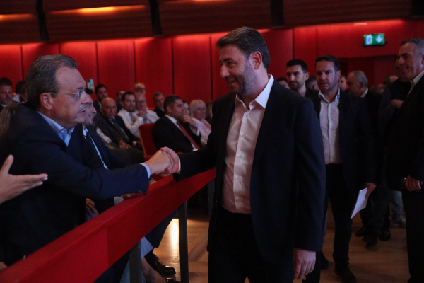 Ούτε ο 13ος-14ος μισθός στο Δημόσιο δεν φέρνει κοντά ΠΑΣΟΚ - ΣΥΡΙΖΑ