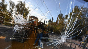 Άγνωστοι έσπασαν τις τζαμαρίες σε γνωστό σούπερ μάρκετ που άνοιξε την Κυριακή (pic)