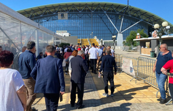 Κατά δεκάδες έφτασαν οι Αλβανοί στο Γαλάτσι για τη φιέστα Ράμα - Λεωφορεία και από την Αλβανία