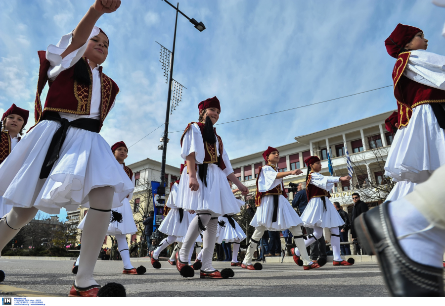 Αδιανόητη καταγγελία: Διευθυντής σχολείου ζήτησε 50 ευρώ από μετανάστες... επειδή κληρώθηκε το παιδί τους να καταθέσει στεφάνι