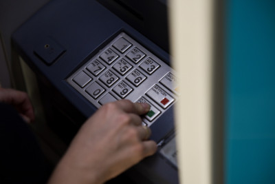 «Παγίδευαν» τα ΑΤΜ και έκλεβαν τα στοιχεία τραπεζικών καρτών - Δύο συλλήψεις