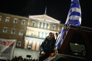 Οι αγρότες στην Αθήνα: «Πλημμύρισε» το Σύνταγμα – Διανυκτέρευση μπροστά στη Βουλή (εικόνες και βίντεο)