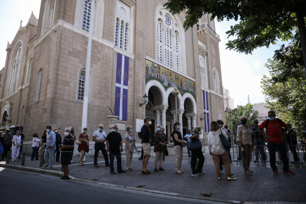 Μίκης Θεοδωράκης: Κοσμοσυρροή από το πρωί στη Μητρόπολη Αθηνών (βίντεο - εικόνες)