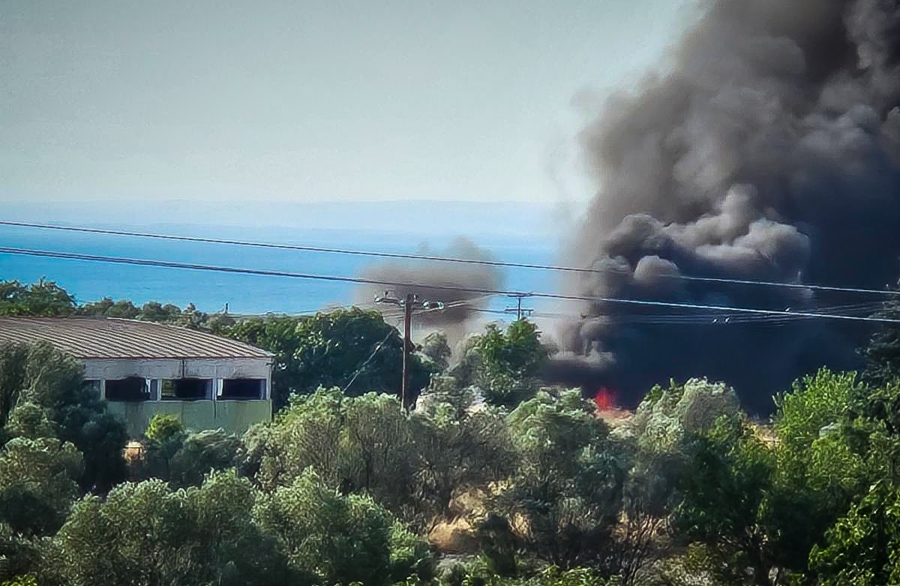 Φωτιές: Καλύτερη εικόνα σε Ακραίφνιο και Περαία, υπό μερικό έλεγχο σε Έβρο και Σπάτα (Βίντεο)