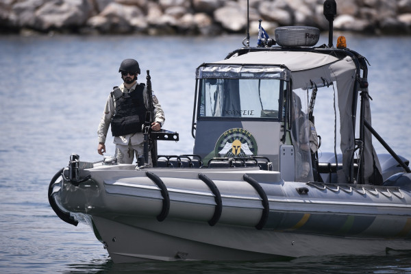 Άνδρας έπεσε σε βραχώδη περιοχή στην Μαρίνα Ζέας