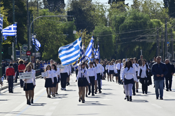 28η Οκτωβρίου: Πλήθος κόσμου στη μαθητική παρέλαση στο κέντρο της Αθήνας (Εικόνες)
