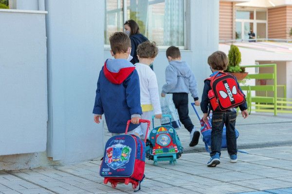 Σοκ σε δημοτικό στην Αττική: Χειροπέδες σε δάσκαλο για σεξουαλική παρενόχληση