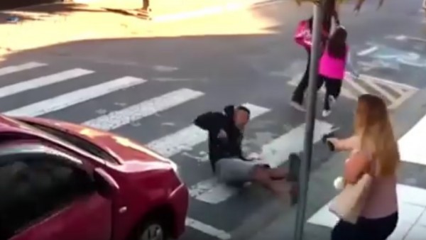 Μητέρα πυροβολεί ληστή που πήγε να ληστέψει γονείς έξω από σχολείο [vid]