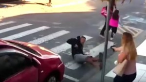 Μητέρα πυροβολεί ληστή που πήγε να ληστέψει γονείς έξω από σχολείο [vid]