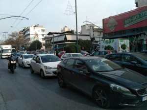 Οδηγός έριξε πινακίδα για να παρκάρει πάνω σε πεζοδρόμιο (φωτο)