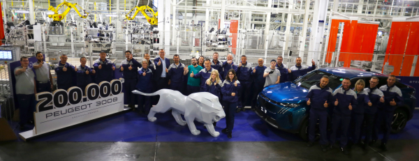 PEUGEOT 3008: Το εμβληματικό SUV γιορτάζει τις 200.000 μονάδες παραγωγής στο Sochaux