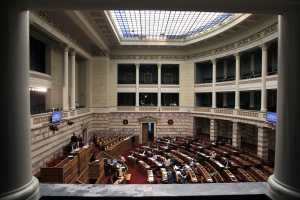 Υπερψηφίστηκε το νομοσχέδιο για το προσφυγικό με διαφοροποιήσεις βουλευτών του ΣΥΡΙΖΑ-ΑΝΕΛ 