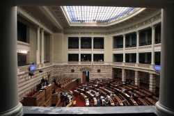 Υπερψηφίστηκε το νομοσχέδιο για το προσφυγικό με διαφοροποιήσεις βουλευτών του ΣΥΡΙΖΑ-ΑΝΕΛ