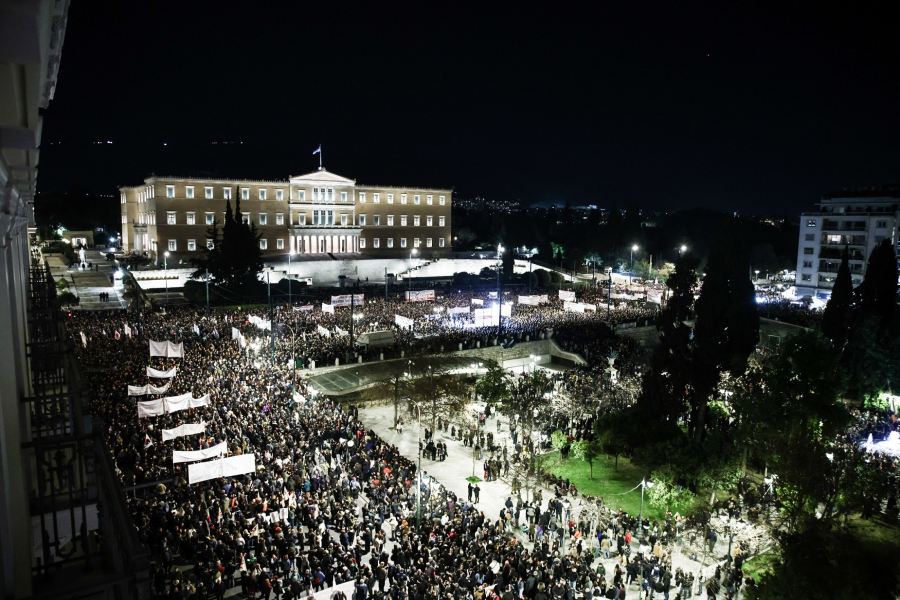 Πρόταση δυσπιστίας - Βουλή: «Μάχη» εντός, οργή εκτός