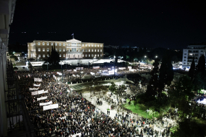 Πρόταση δυσπιστίας - Βουλή: «Μάχη» εντός, οργή εκτός