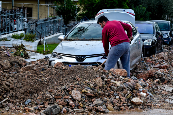 Φρου φρου, αρώματα και...112 - Πώς η κυβέρνηση αντιμετώπισε την κακοκαιρία!